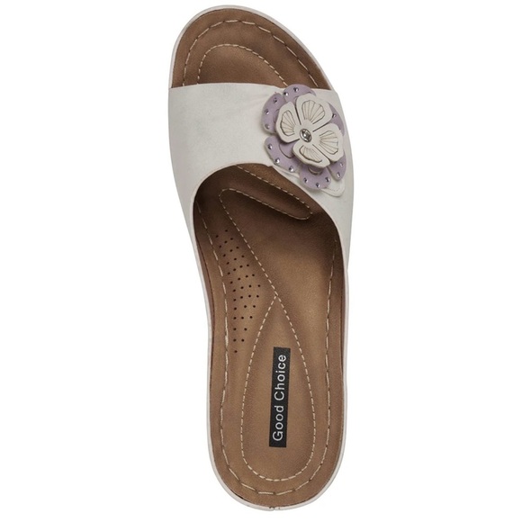 NWT GC Shoes
Women's Naples Flower Wedge Sandals - Picture 3 of 10